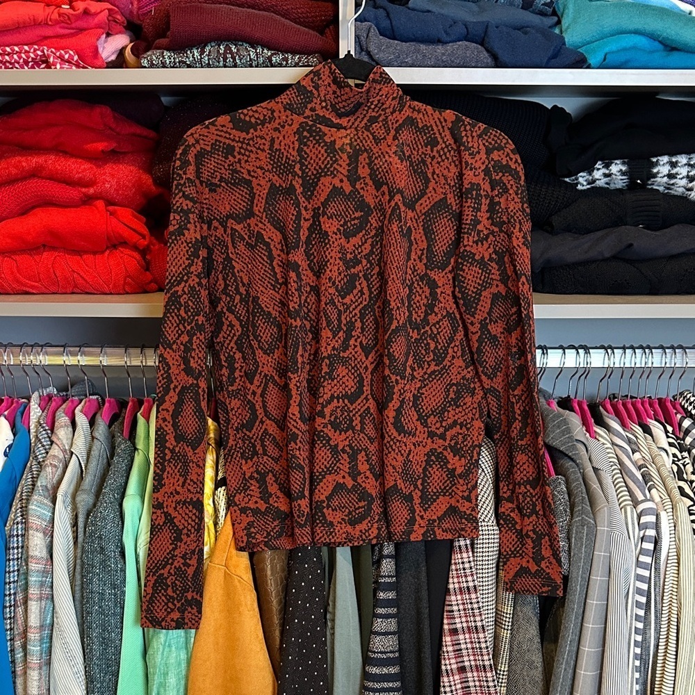 Nine West dark orange/black snakeskin long sleeve mock neck tie back top size XS